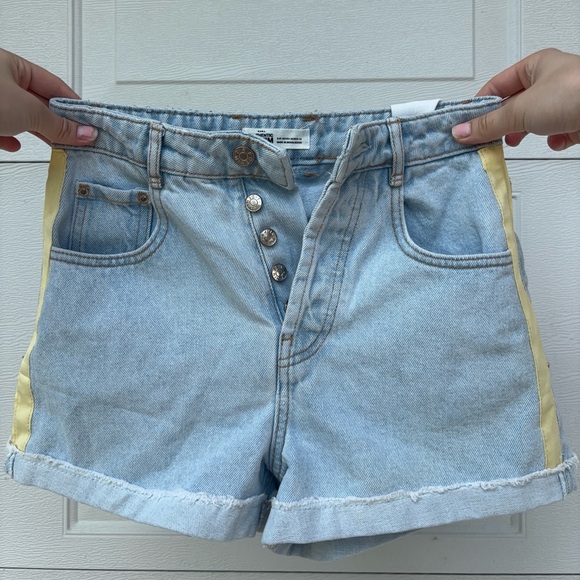 Zara High Rise / Hot Pant Shorts
Size US 00/EUR 32/MEX 22 - Picture 1 of 2